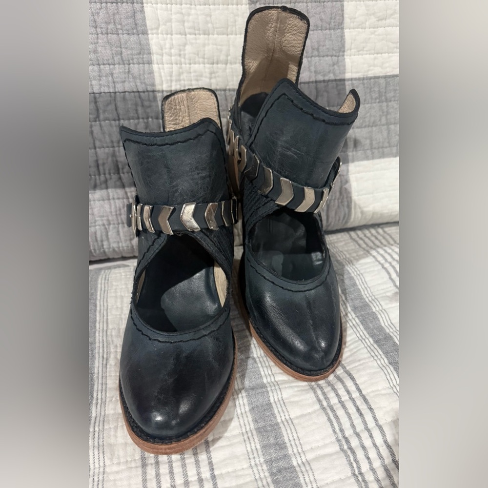 Freebirds by Steven Navy Blue Blade. Size 7. Like Brand New!